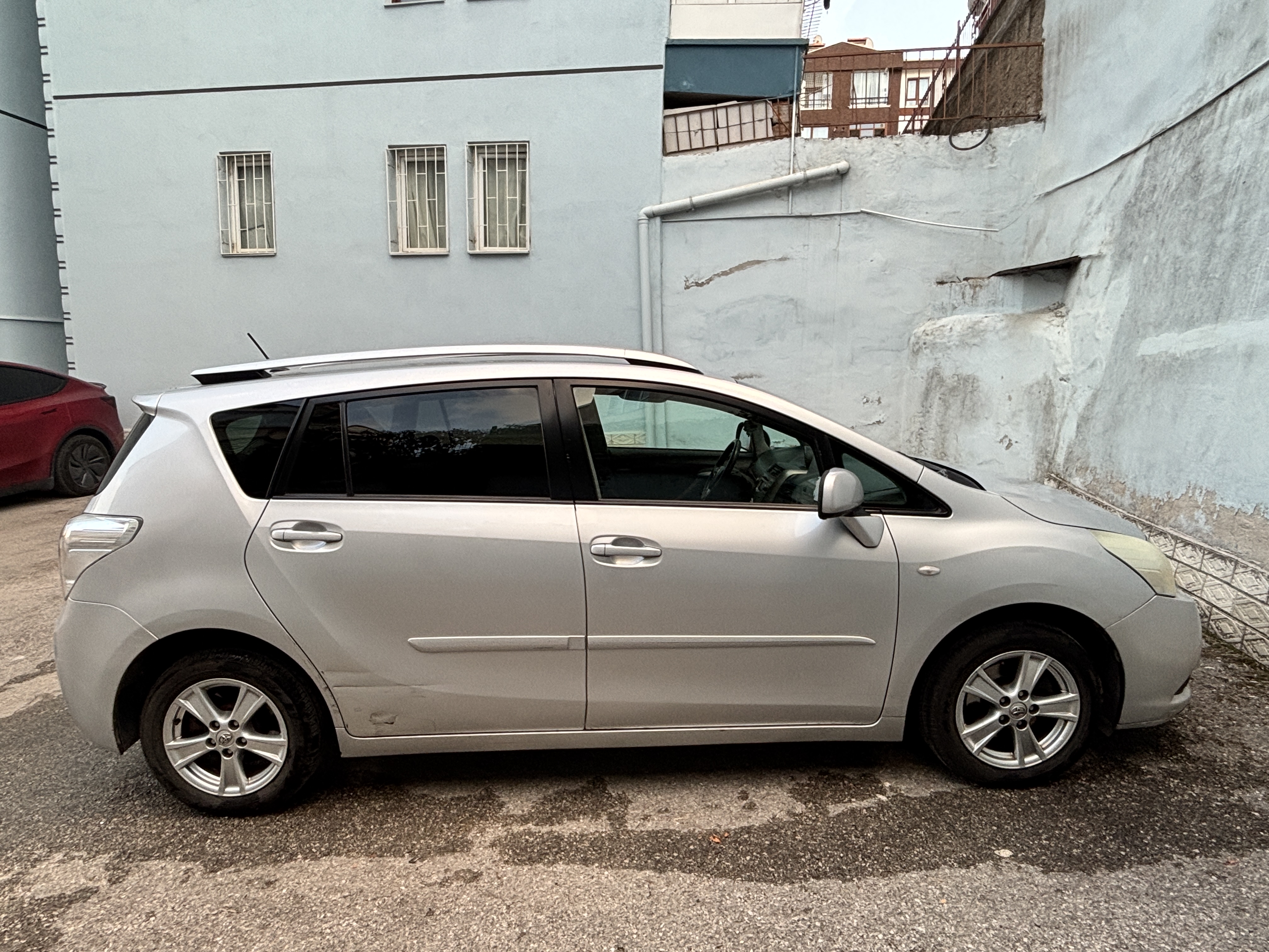 2010 Toyota Verso - Sağ Profil Görünüm