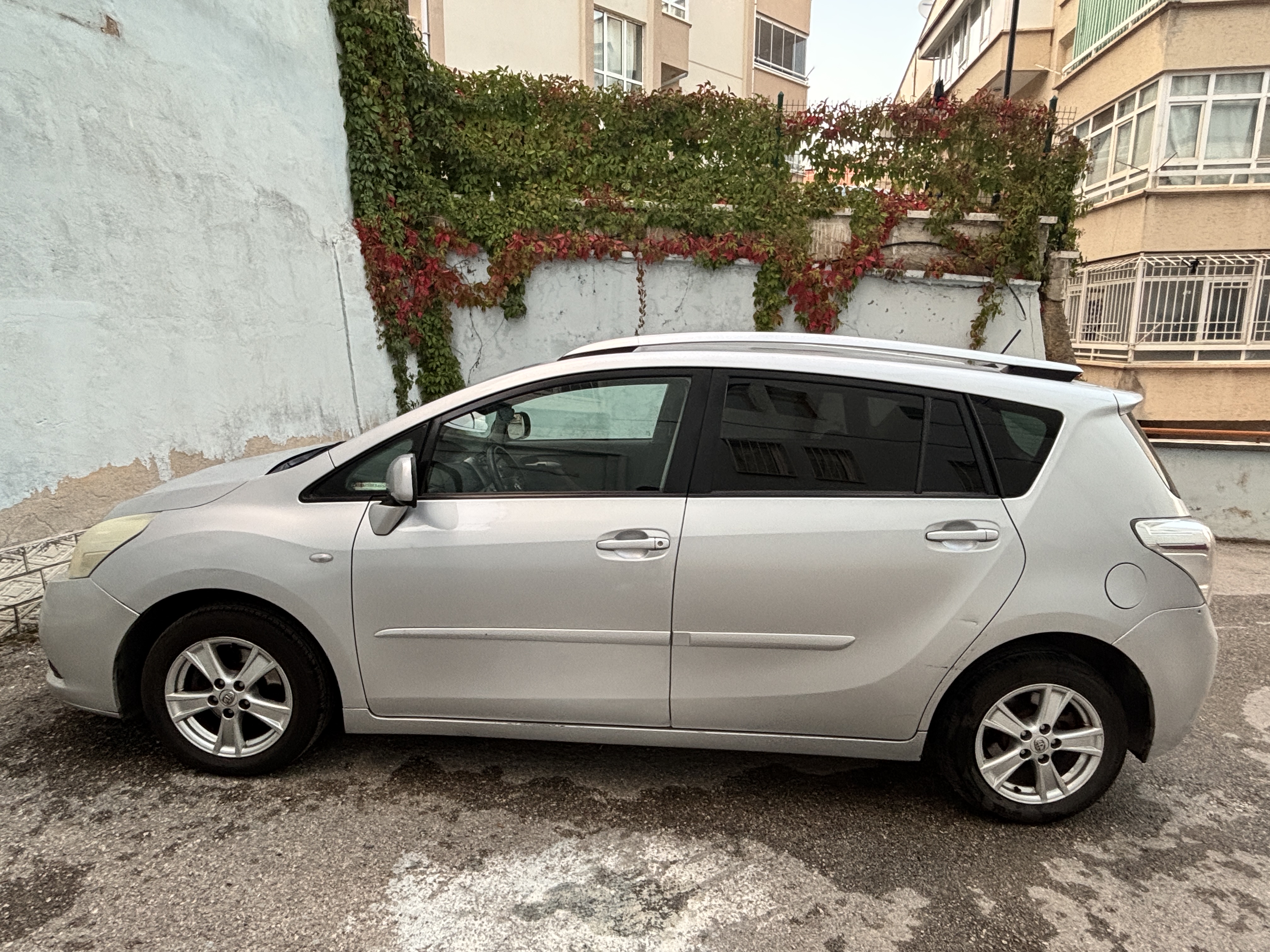 2010 Toyota Verso - Sol Profil Görünüm